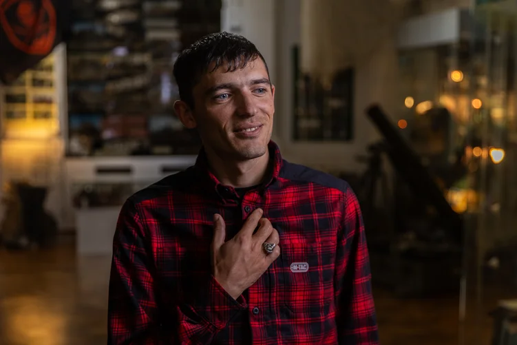 Морпіх, якого в полоні «ховали» заживо, змушений вдома боротися з несправедливістю