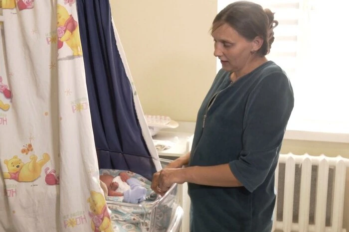 Унікальні пологи: у Рівному двійнята народилися з різницею у понад три доби