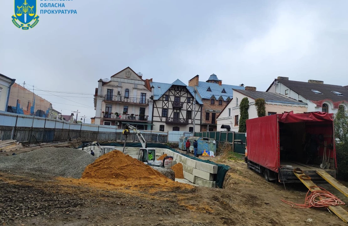 Скандальне будівництво у Луцьку триває