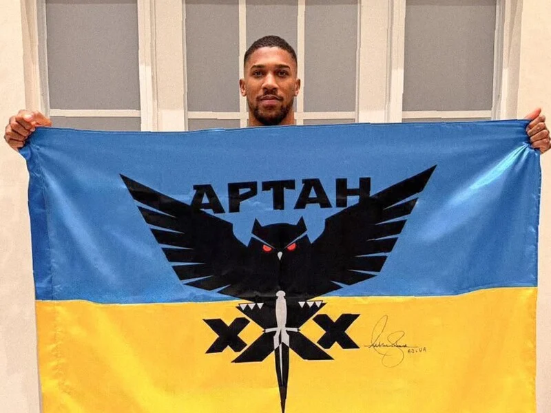 Боксер Джошуа після перемоги підняв прапор України з логотипом спецпідрозділу ГУР