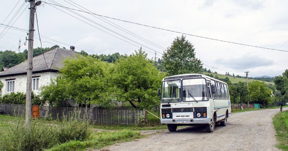 Поселок маршрутка. Автобус в деревне. Деревенский автобус. Пазик в деревне. Автобус в селе.