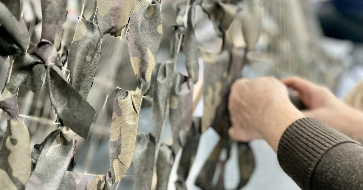 У бібліотеках Нововолинська плетуть маскувальні сітки