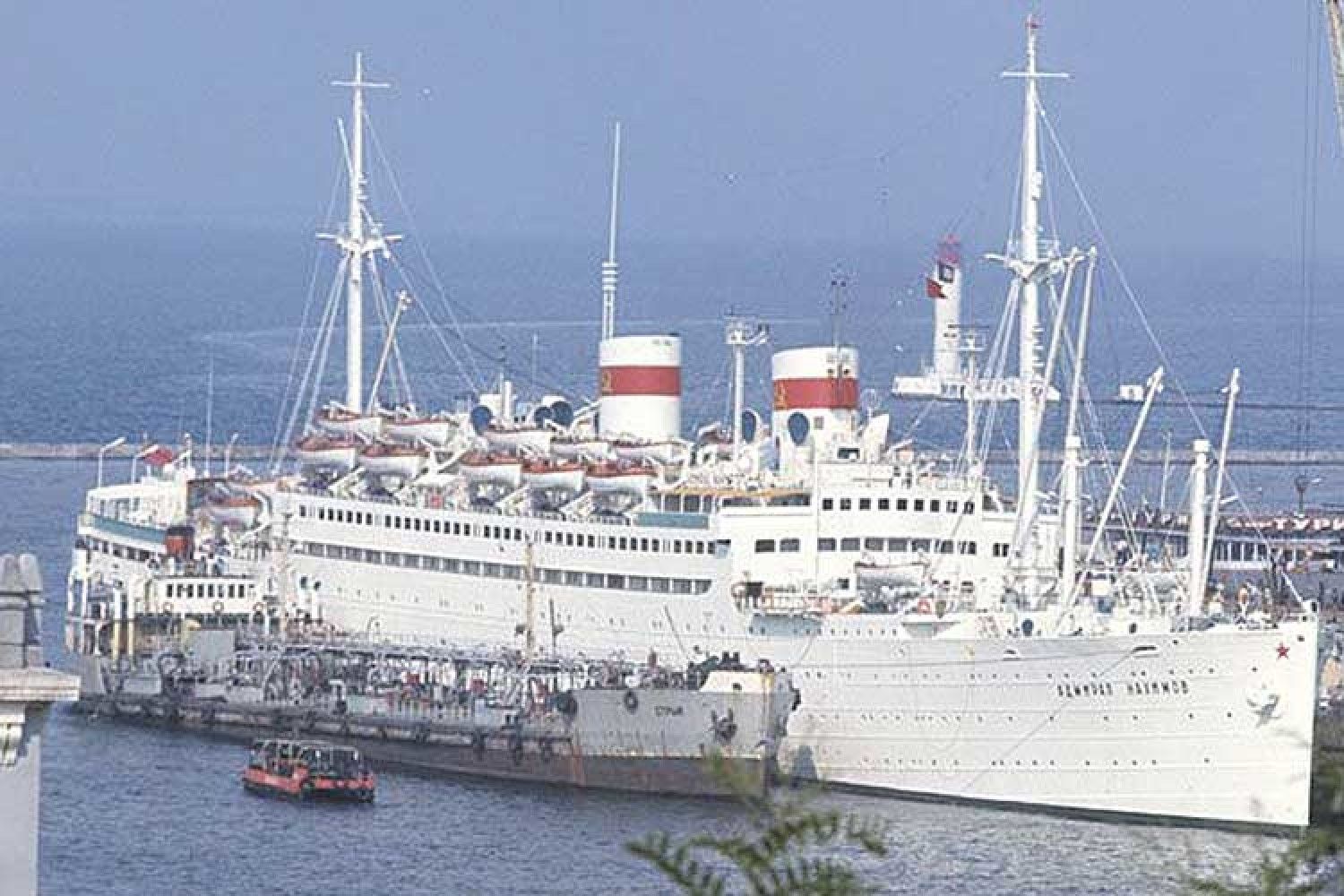 Нахимова новороссийск. Пароход Адмирал Нахимов 1986. Корабль Адмирал Нахимов лайнер. Адмирал Нахимов корабль пароход. Теплоход Адмирал Нахимов.