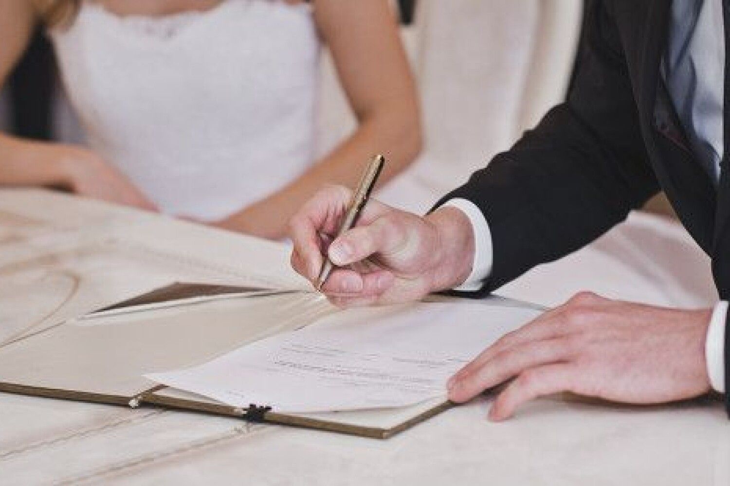 Брачные договоры стран. Жених подписывает. Подписание брачного договора. Брачный договор картинки. Право заключать брак.