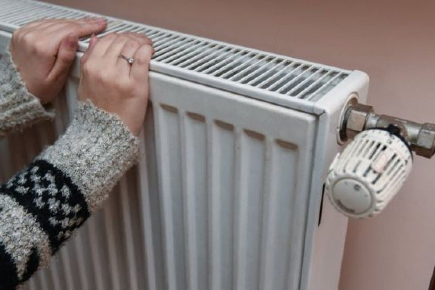 Батареи отопления. Радиатор греет. Радиаторы отопления в загородном доме. Батареи отопления в частном доме. Не греют радиаторы.