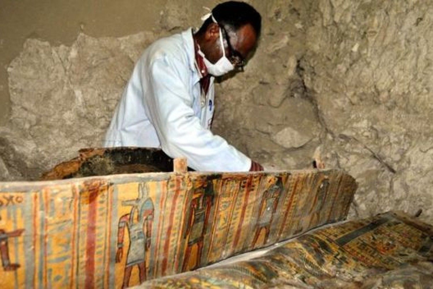 Археолог откапывает мумию. Принцессы мумии выкопали в 2015.