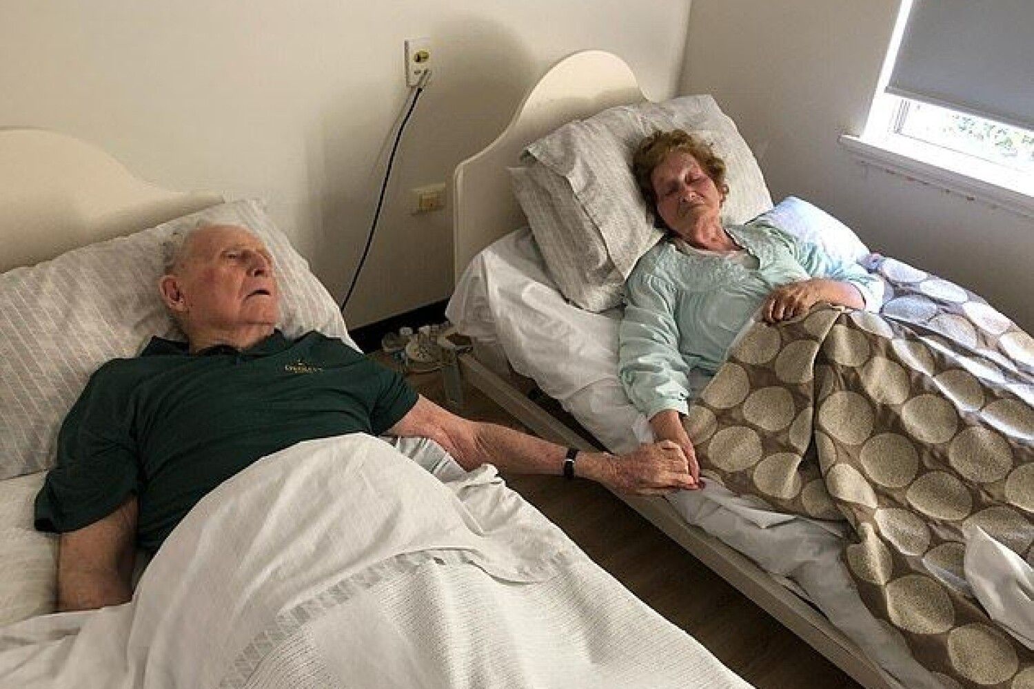 Пенсионер живет один после смерти супруги