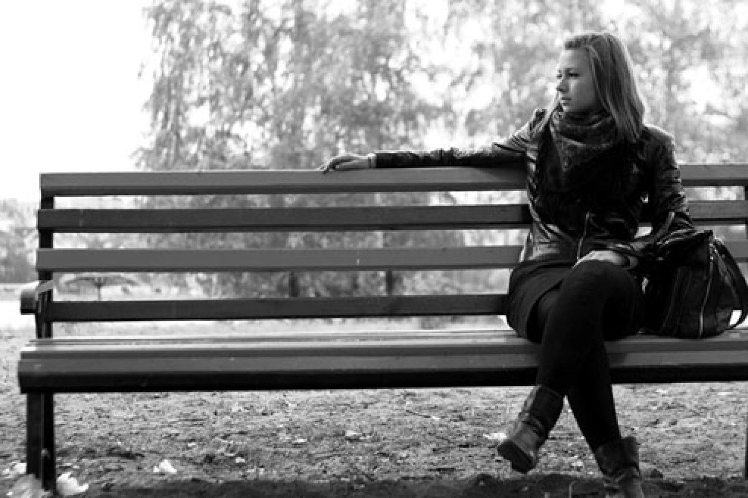 Одинокая женщина на скамейке