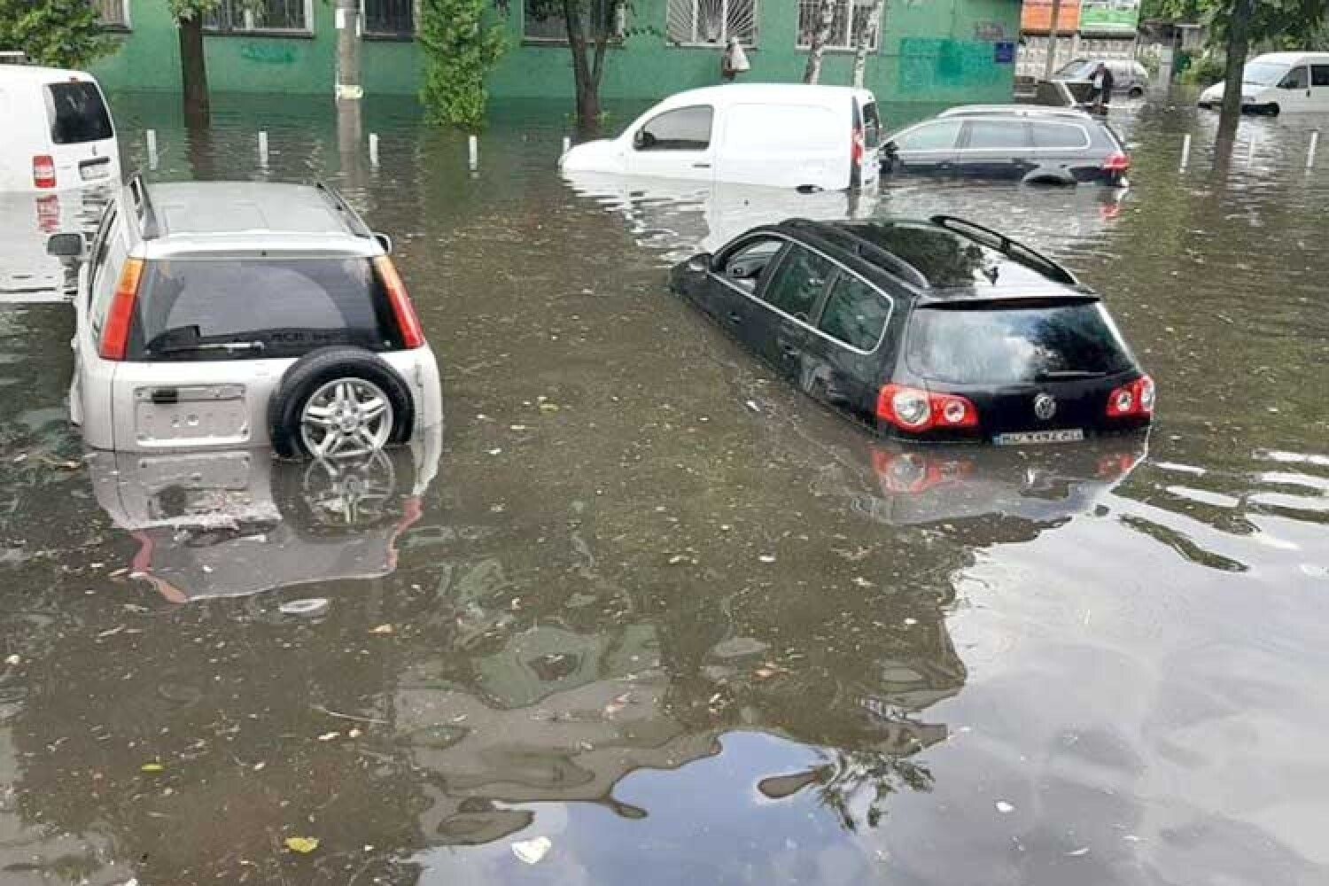 Затопило водой во время. Потоп на дороге. Крымск 2021 затопило. Ровное затопления. Затопило нежностью.