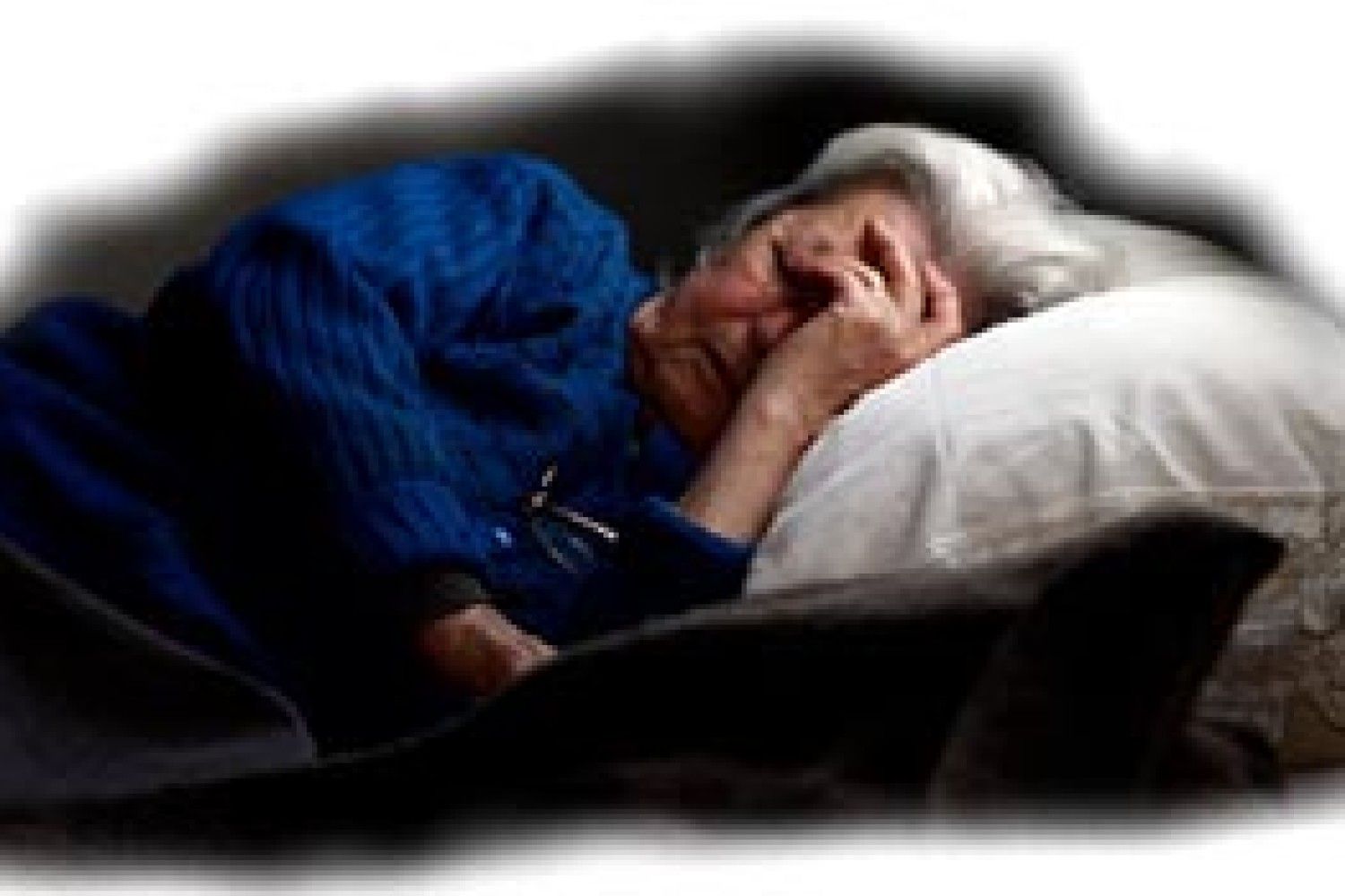 К чему снятся покойники живыми бабушка. Старушка лежит на кровати.