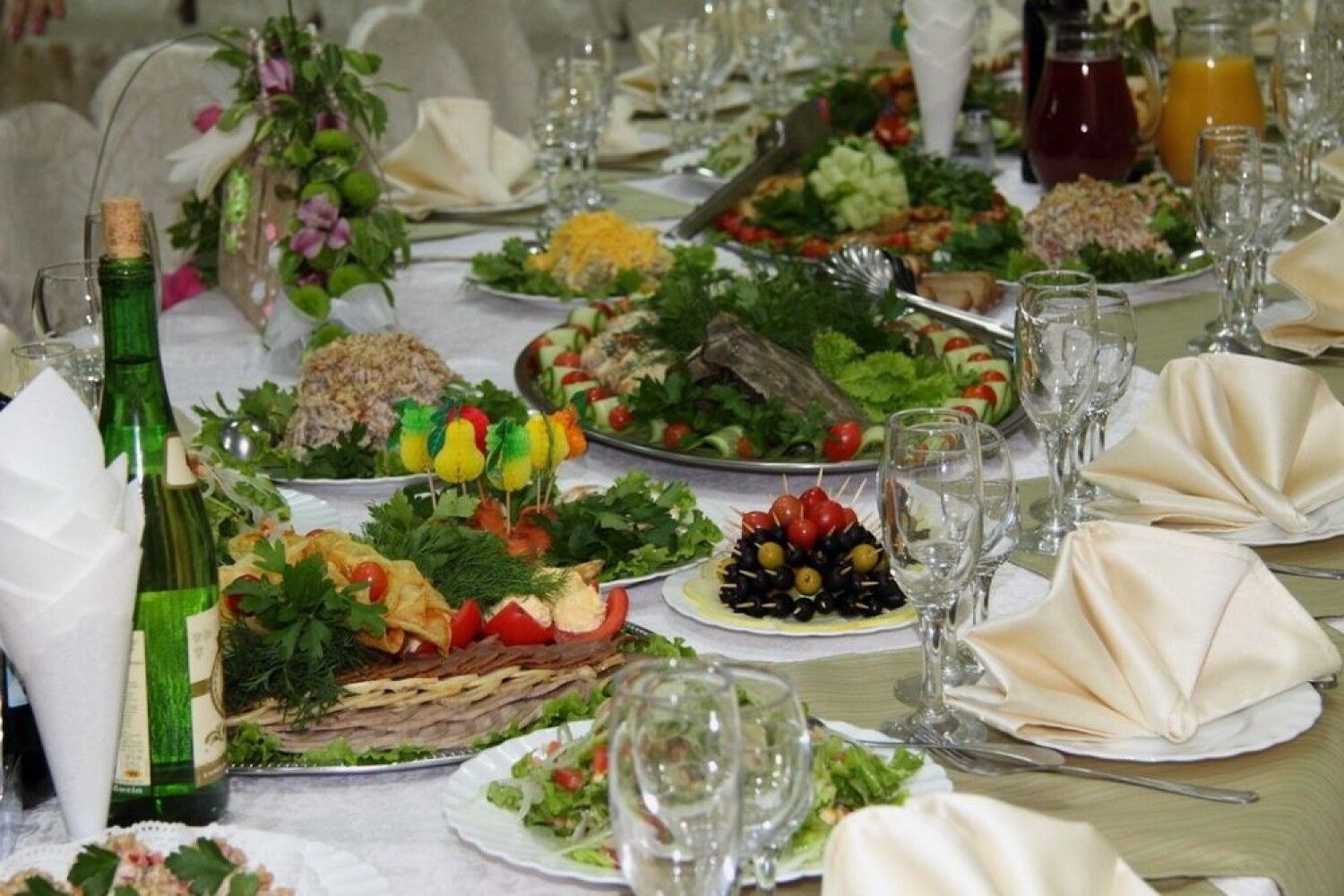 Банкетный столик. Красивый праздничный стол. Накрыть праздничный стол. Шикарный праздничный стол. Свадебный стол с едой.