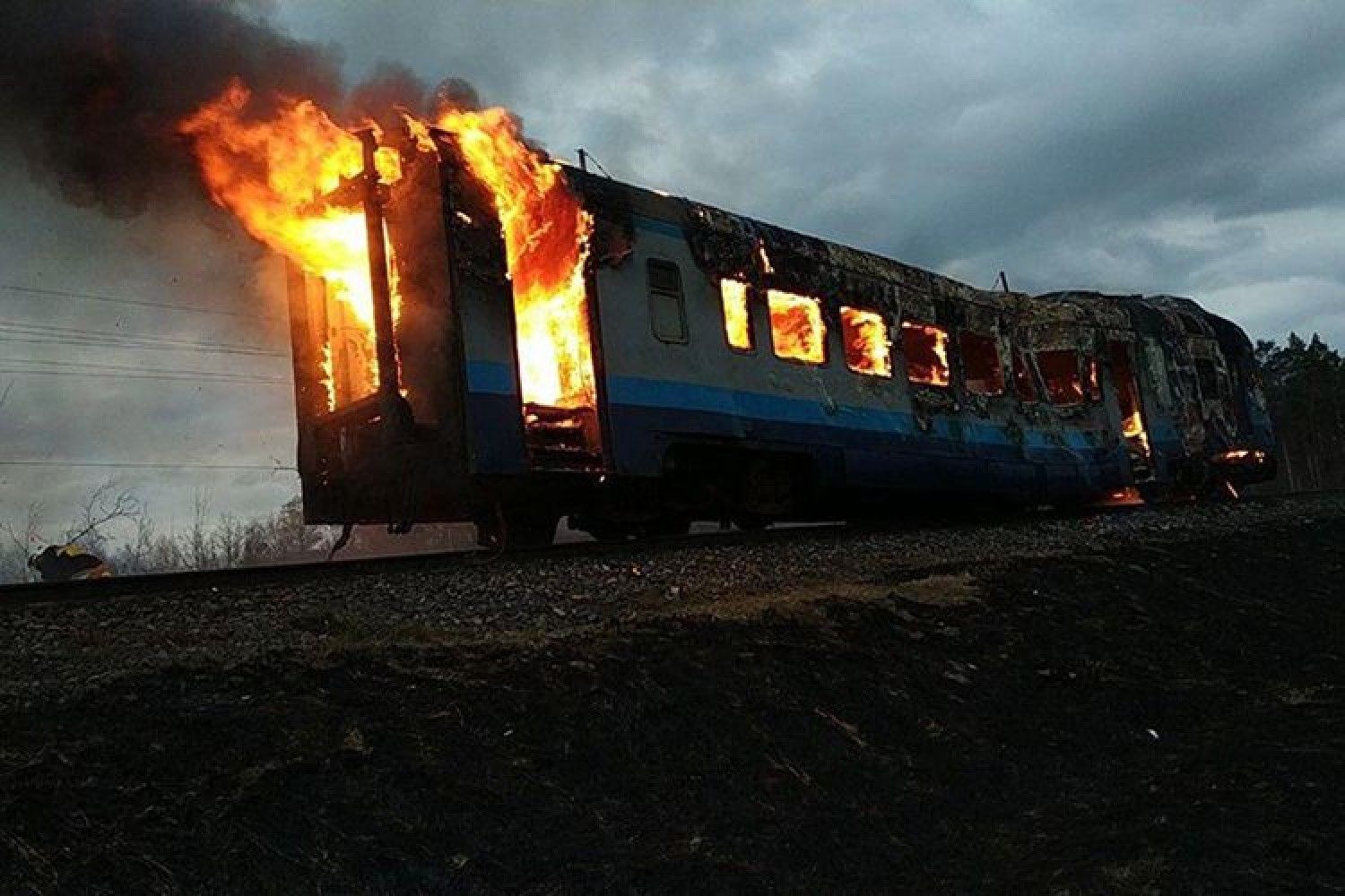 Пожар в вагоне пассажирского. Горящий поезд.