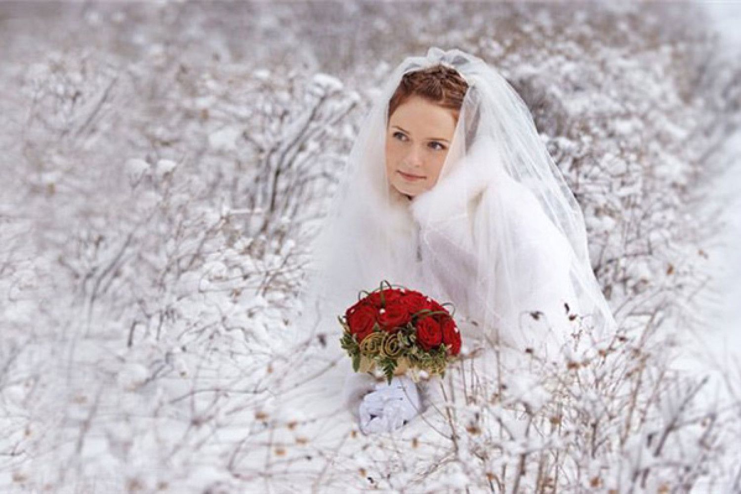 Невеста зимой в снегу