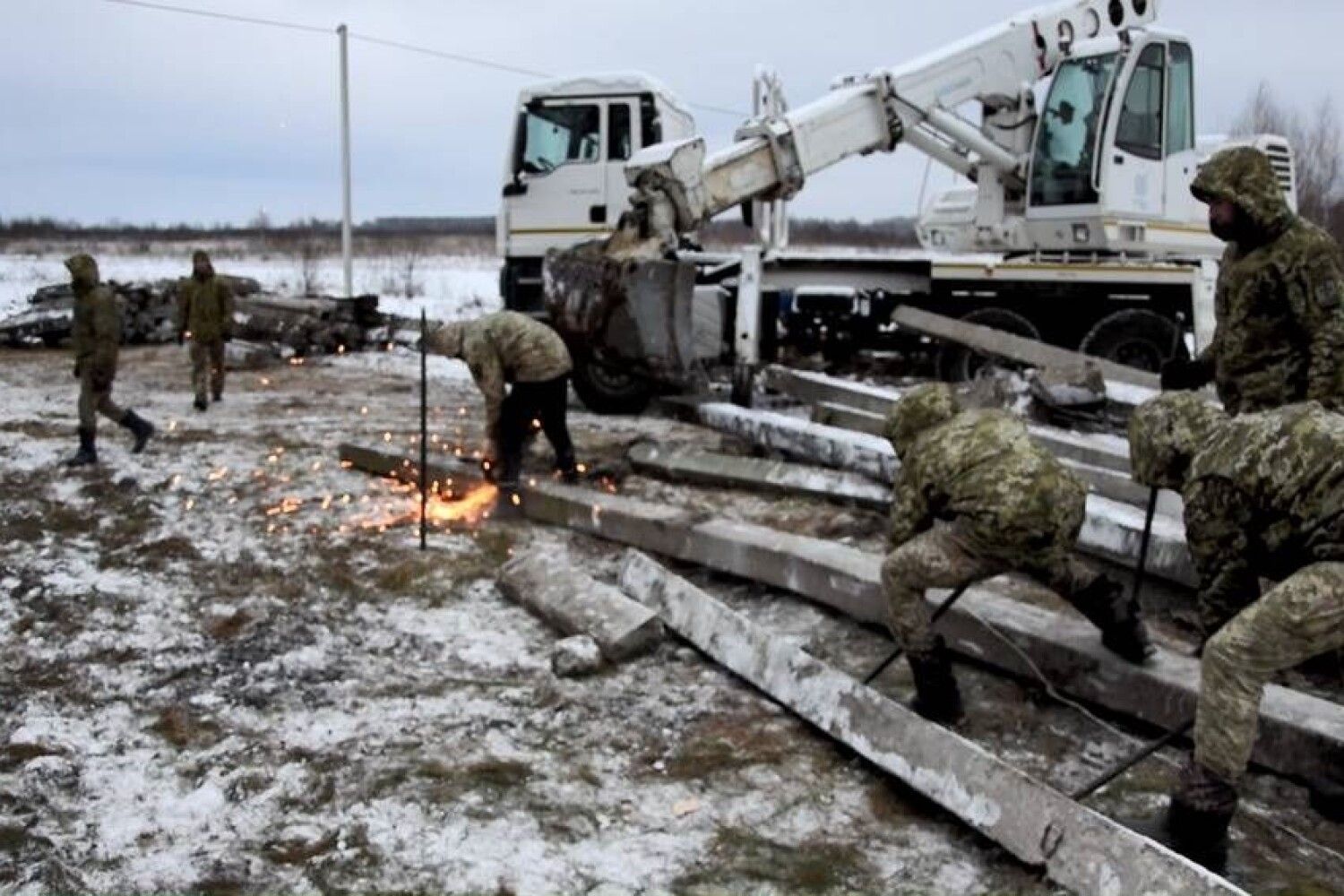 Какие новости на границе с украиной. Военные на границе. Украинские пограничники. Военные на границе РБ. Заграждения на границе с Украиной.