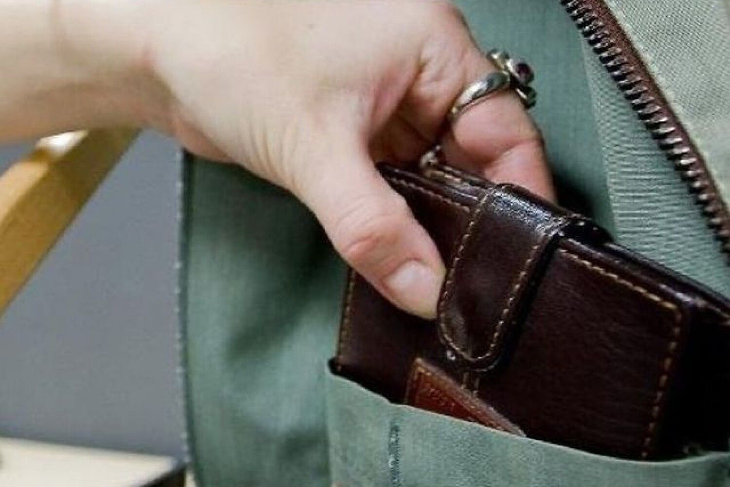 Украла из кармана. Как вытаскивают кошельки. Кошелек из кармана. Женский кошелек с деньгами. Как вытаскивают кошельки.