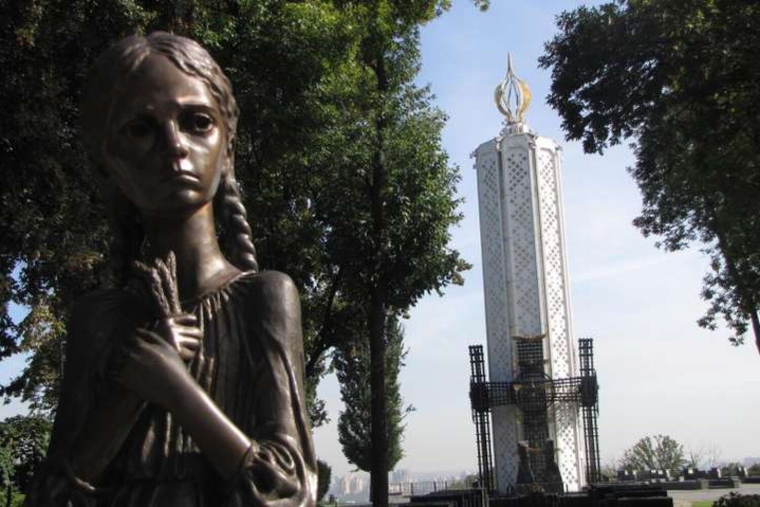 Музей голодомора. Памятник жертвам украинского геноцида. Будапешт Memorial to victims of Holodomor. Национальный музей Голодомора-геноцида Киев девочка из бронзы.