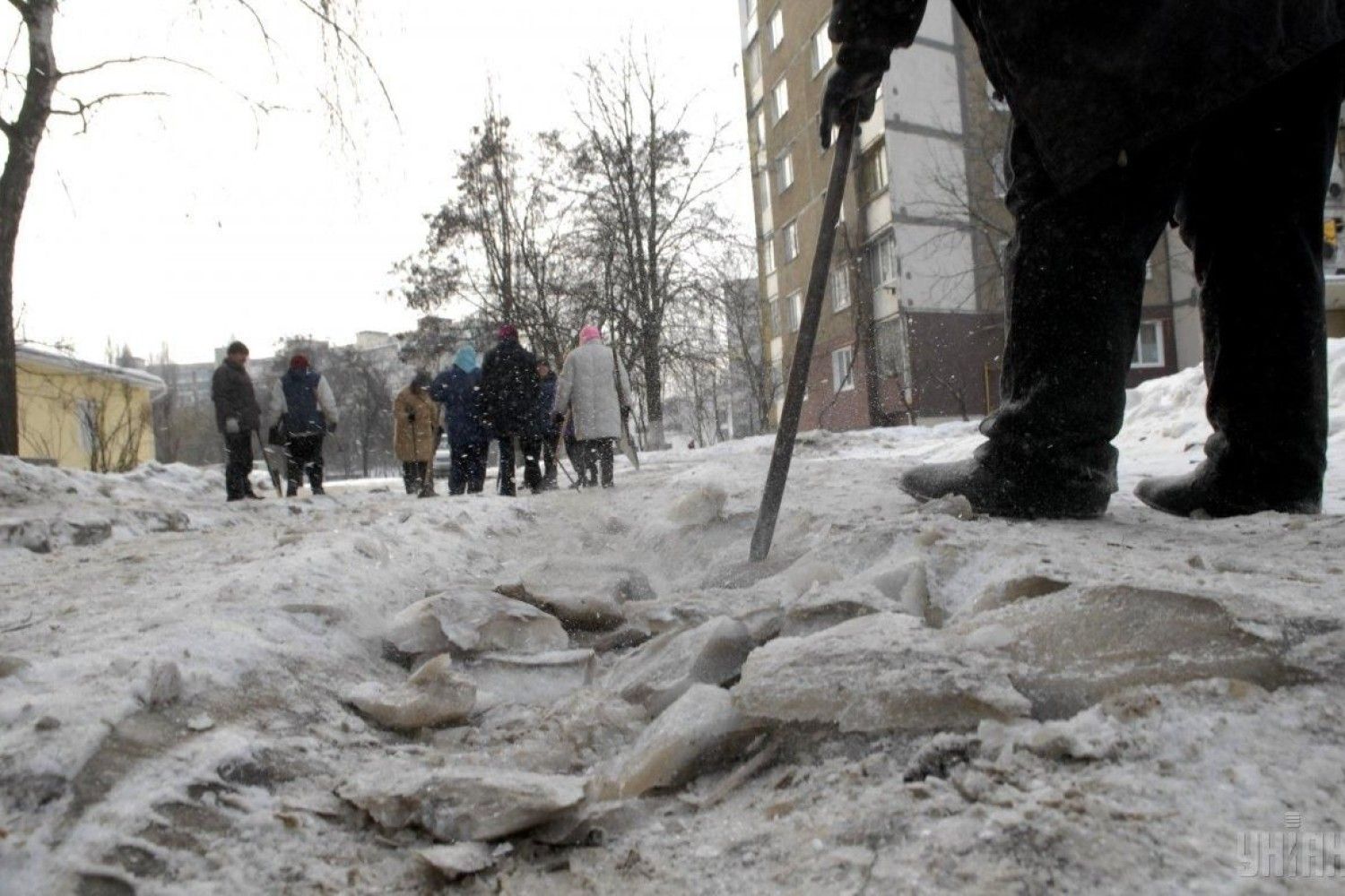 Прошедшие произошедшие. Лом от снега. Долбить снег. Человек с ломом на льду. Лом колоть лед.