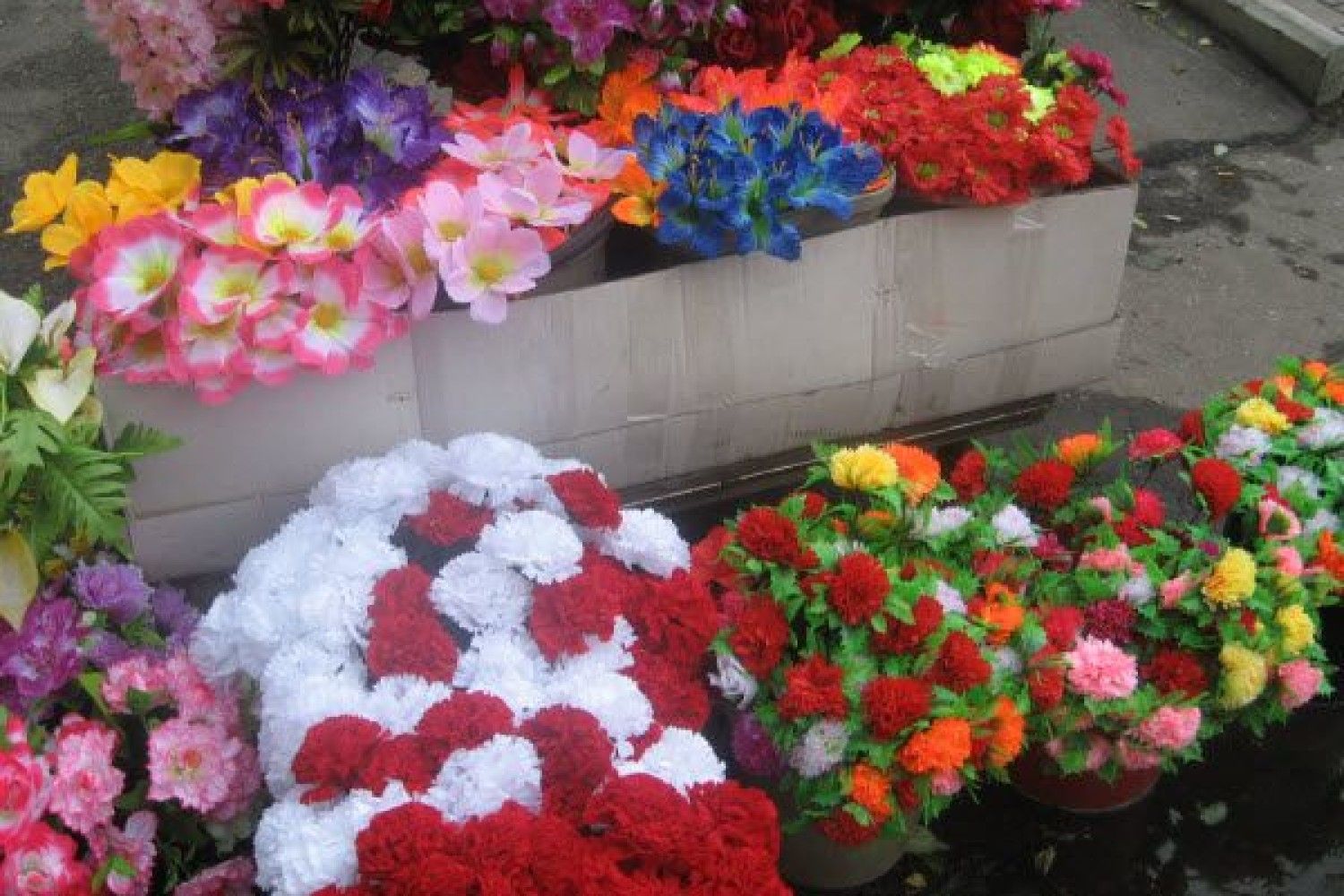Купить цветы для кладбища интернет магазин. Искусственные цветы на кладбище. Пластиковые цветы для кладбища. Кладбищенские цветы искусственные. Торговля цветами на кладбище.