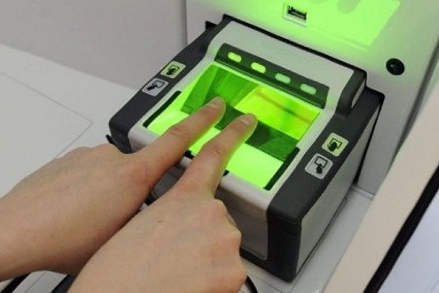 Прибор отпечатка пальцев для мошенников. Терминал отпечатки пальцев. Терминал отпечатки пальцев. Биометрия по отпечатку пальца. Биометрический банкомат.