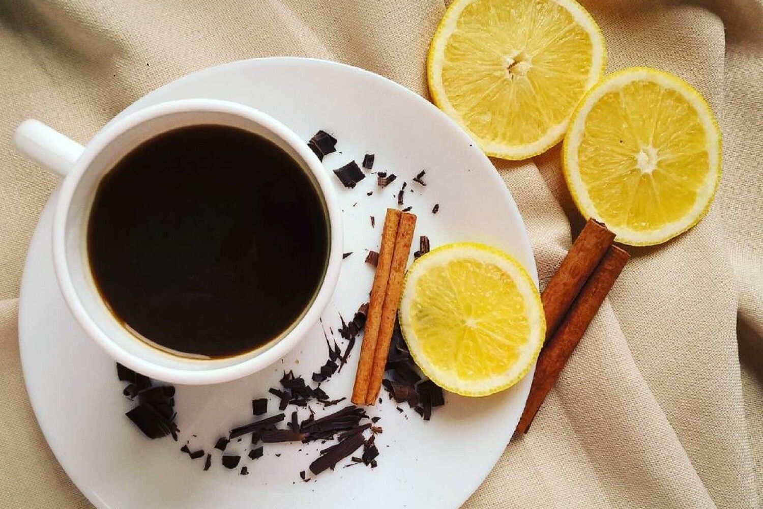 Если пить кофе с лимоном что будет. Черный кофе Романо с лимоном. Кофе с лимоном. Доброе утро кофе с лимоном. Чашка кофе с лимоном.
