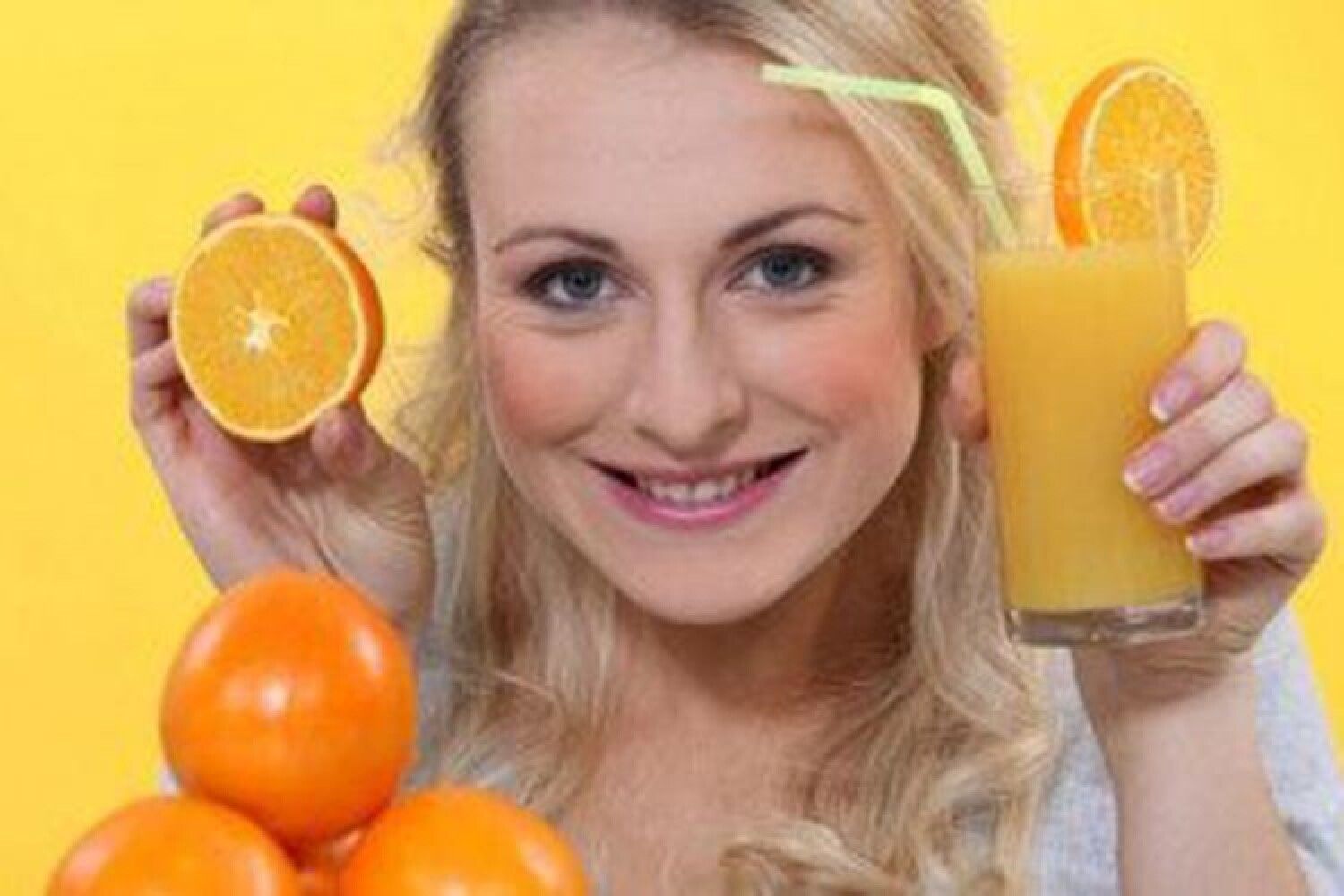 Пить соки для здоровья. Девушка с апельсинами. Свежевыжатый сок девушка. Свежевыжатый апельсиновый сок. Пьет апельсиновый сок.