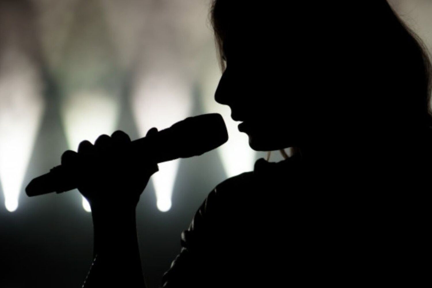 Я пою в темноте. Девушка с микрофоном. Девушка на сцене с микрофоном. Микрофон на сцене. Девушка в темноте с микрофоном.