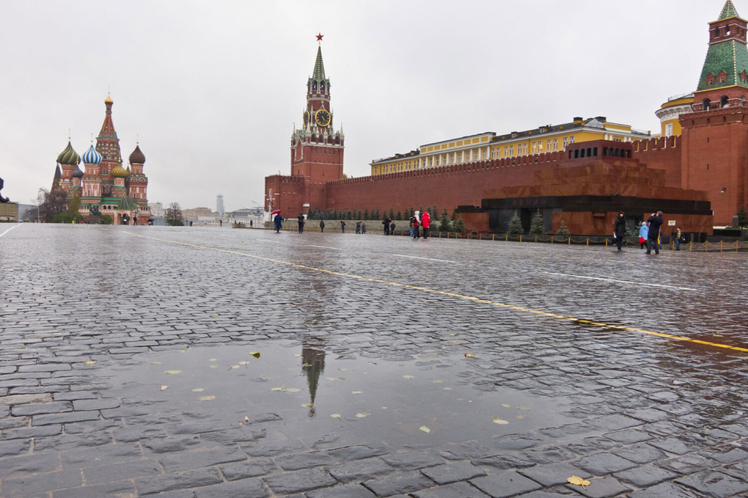 Кремль попали. Красная площадь дождь. Кремль дождливо. Ливень красная площадь. Дождливая площадь Москвы.