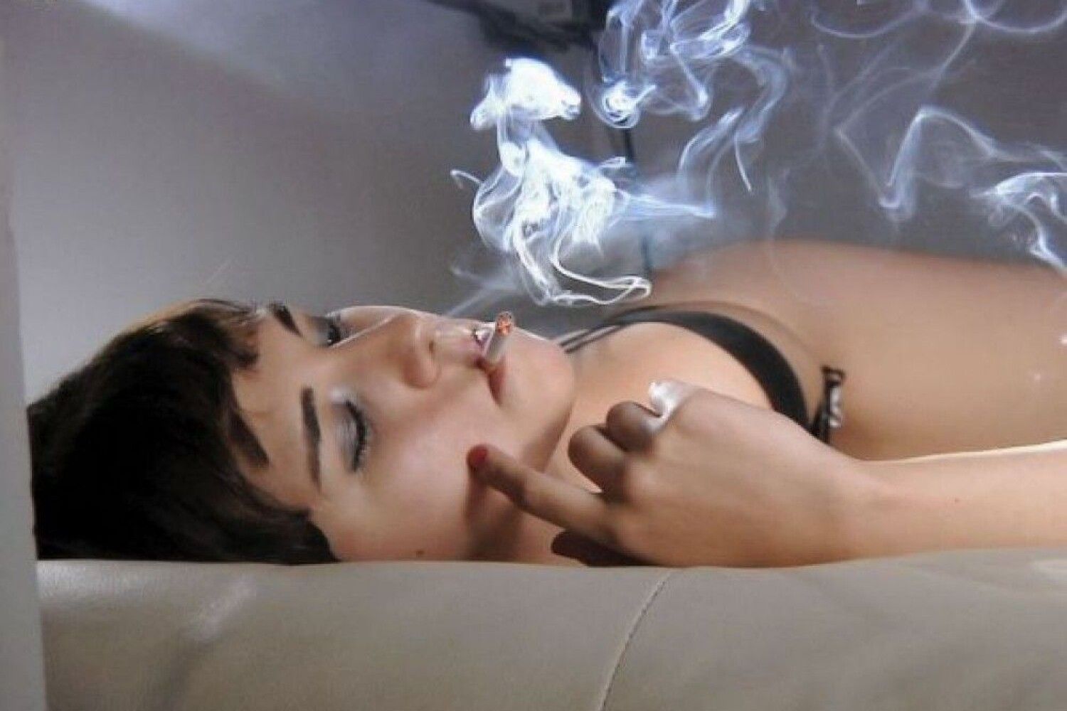 Курящая женщина после траха