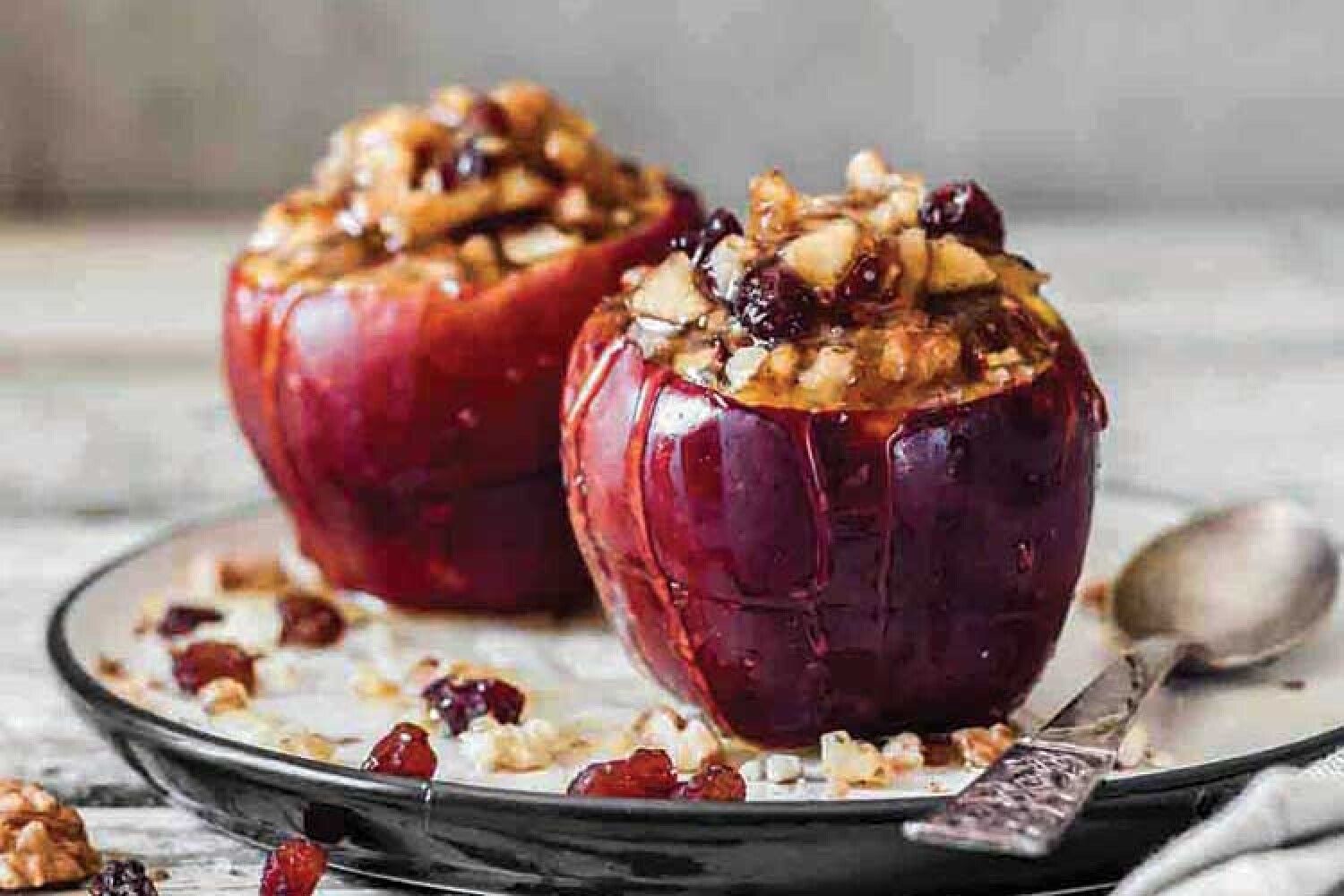 Яблоки фаршированные творогом с изюмом. Запеченные яблоки с орехами. Печеные яблоки с орехами и медом. Запеченное яблоко с медом и орехами. Печеные яблоки с орехами и медом.