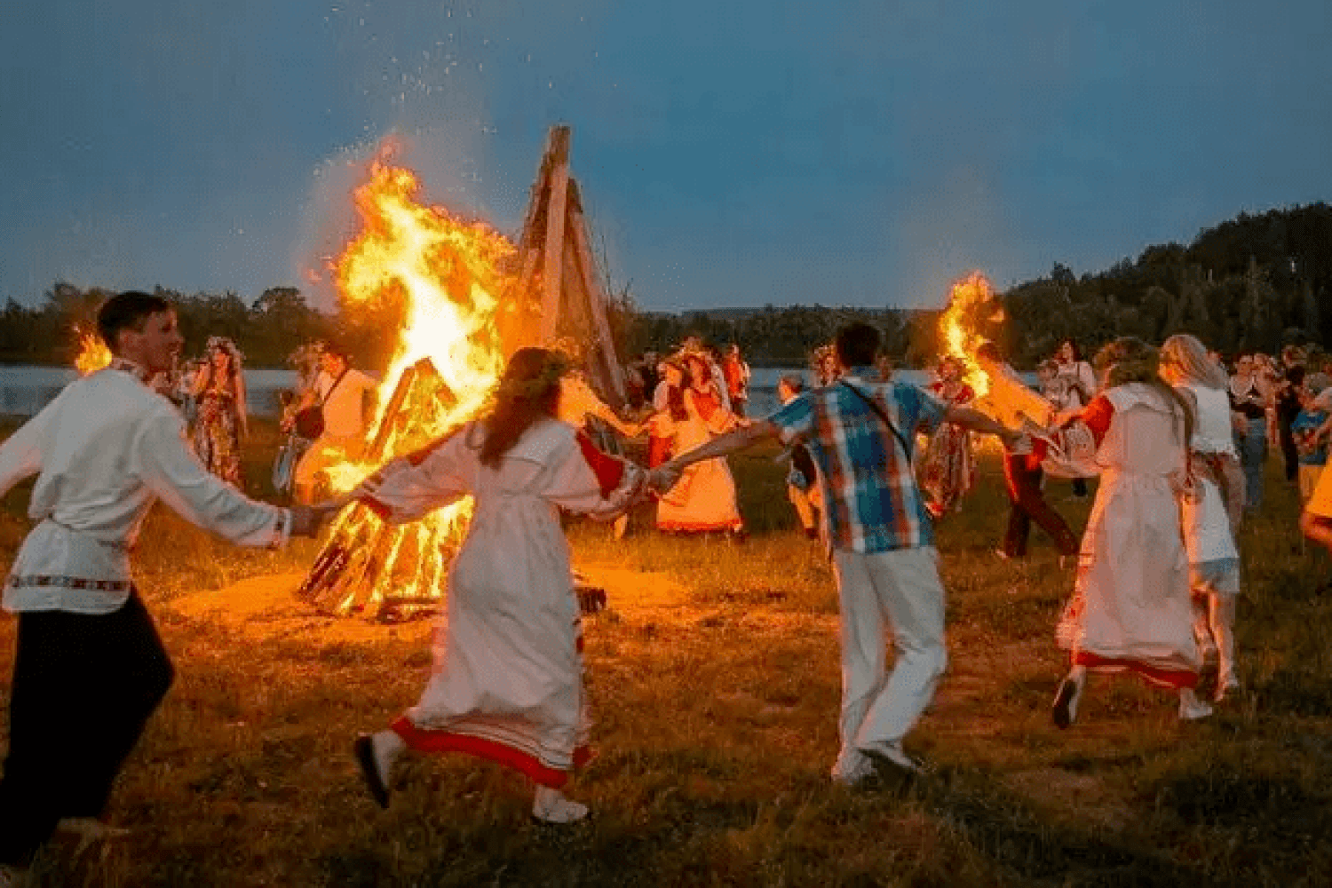 С праздником ивана купала. Праздник ивана купала в 2022. Купала. Ивана купала традиции и обряды кратко. Традиции руси на ивана купала.