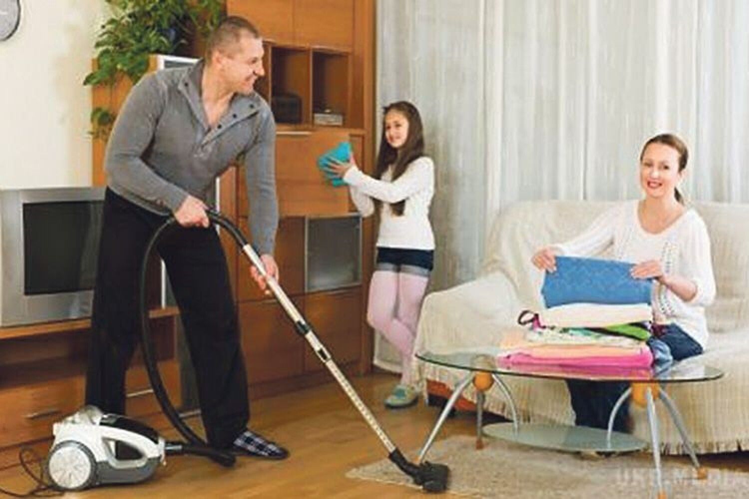 Почему не помогают по дому. Уборка дома всей семьей. Семья уборка. Семья занимается домашними делами. Помогать маме по дому.