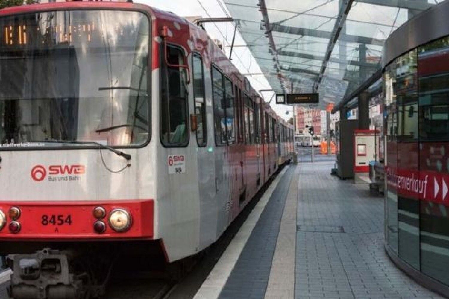 Трамвай без водителя. Подземный трамвай Германия. Скоростной трамвай в Германии. Станция Германия трамвай. Трамваи в Германии фото.