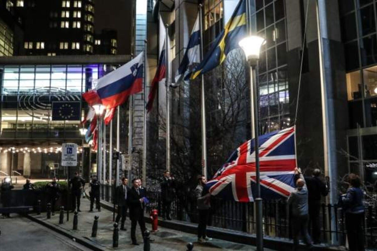 В великобритании спустили флаги. 31 Января 2020 г. Великобритания покинула ЕС.. Великобритания покинула Евросоюз. Выход Великобритании из европейского Союза. Брексит Великобритании.