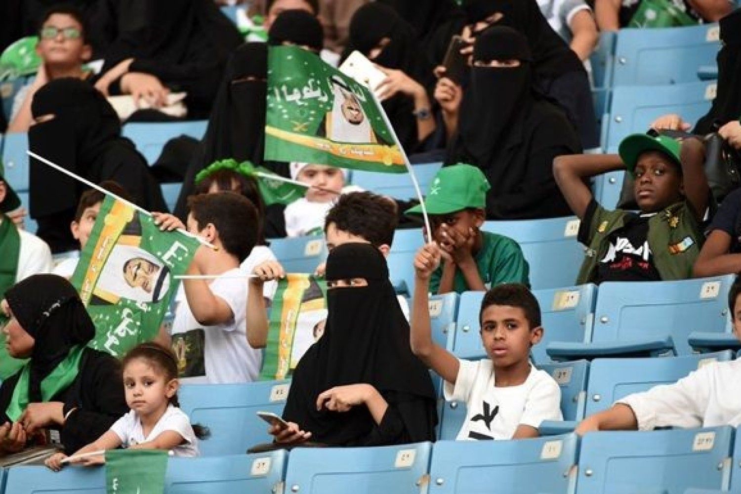 Саудовская аравия дети. Саудовская Аравия женщины. Футбол Саудовская Аравия женщины. Женский футбол в Саудовской Аравии.
