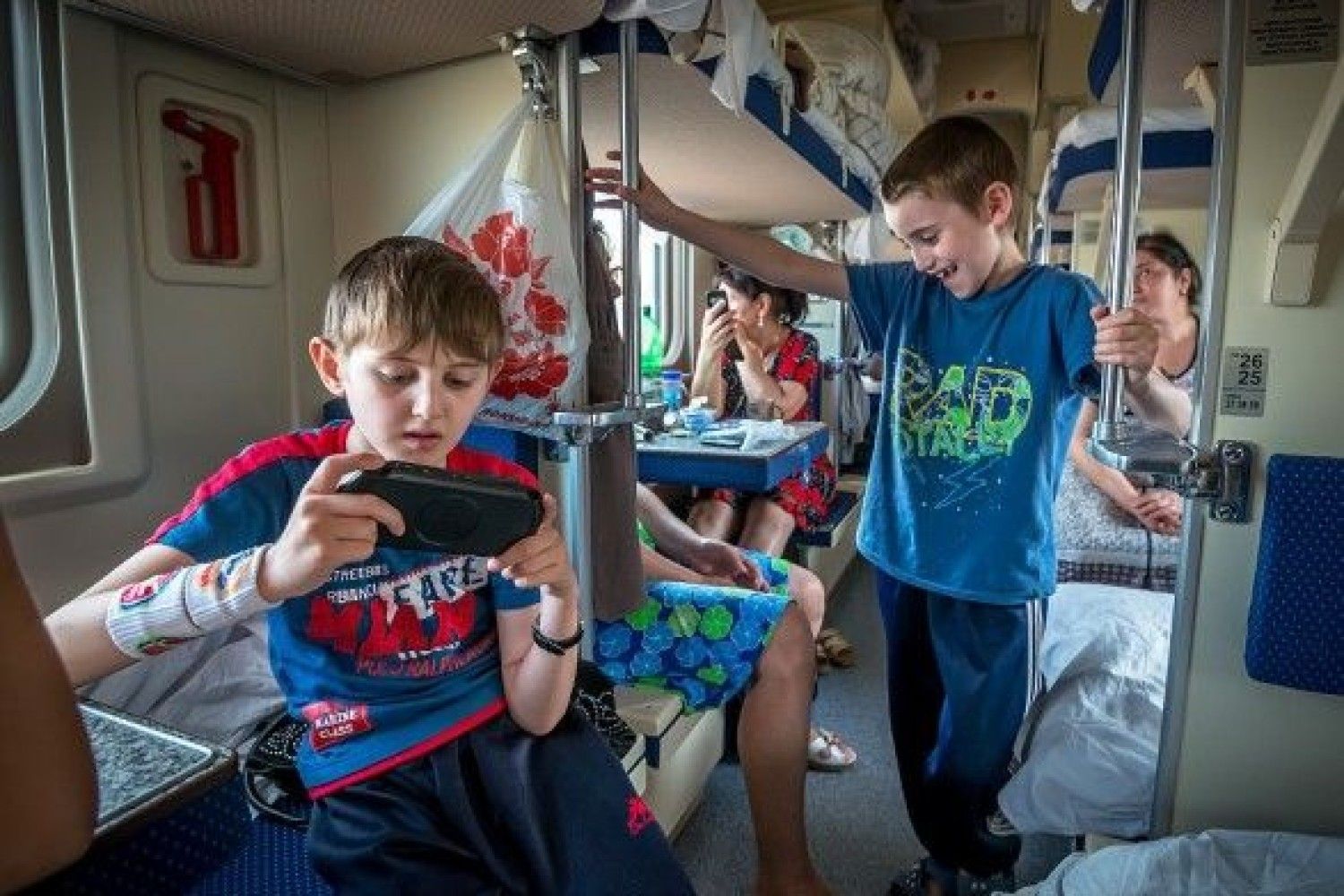 Развлечения в поезде. Поезда для детей. Школьники в поезде. Детское путешествие на поезде. Дети в электричке.