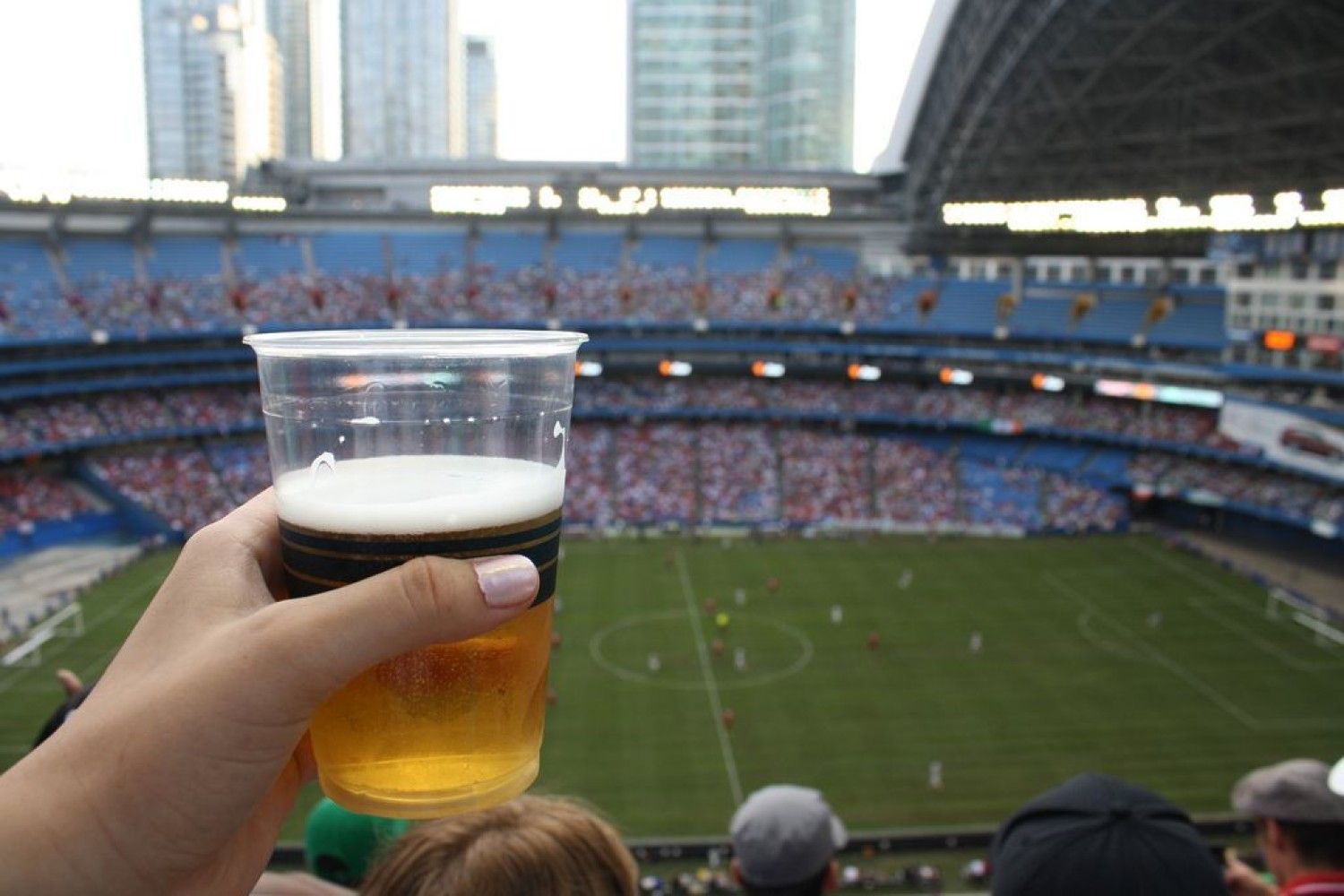 Пиво на стадионах. Пиво и футбол. Пиво на стадионе. Пиво футбол стадион.