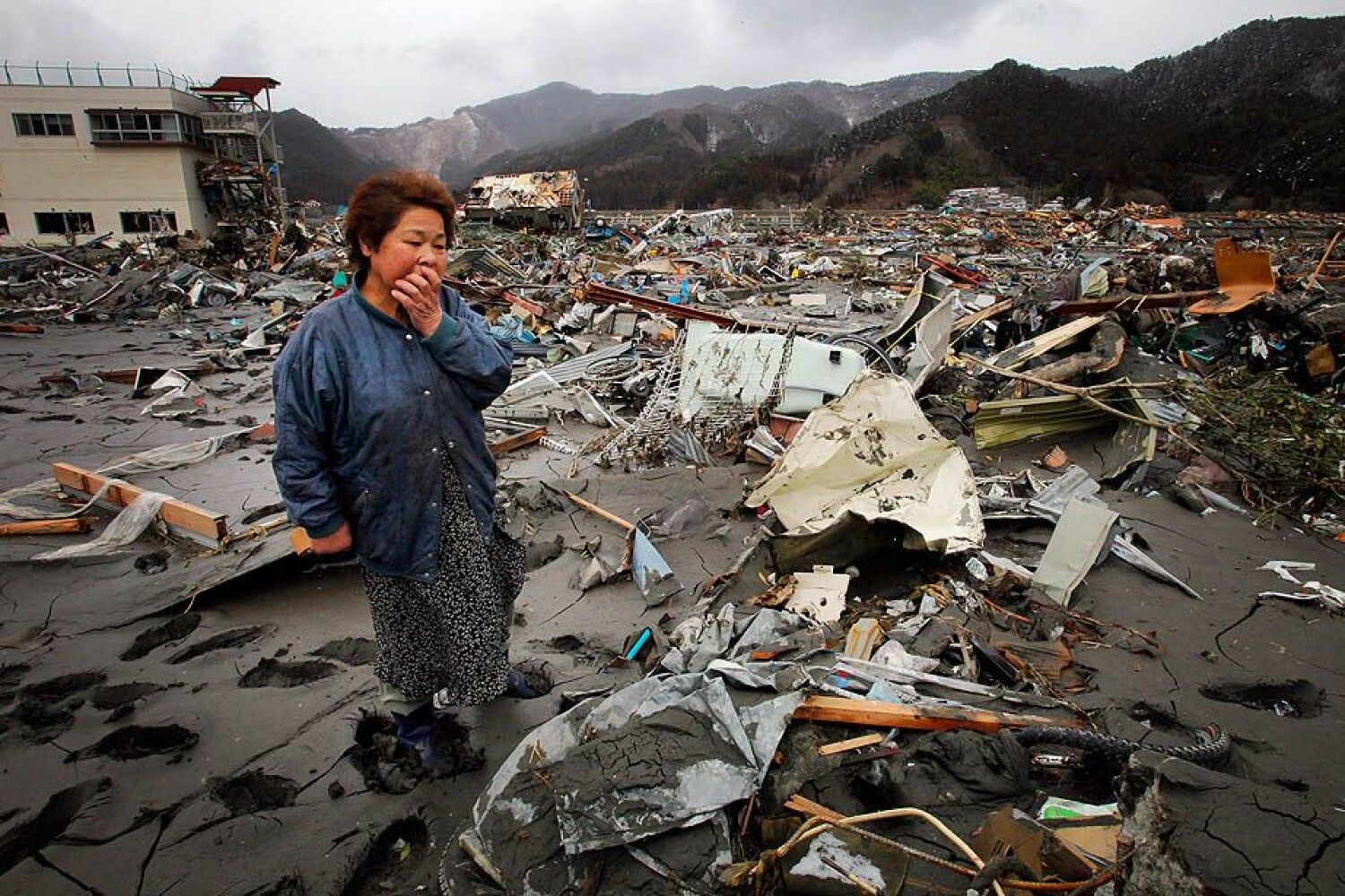 Япония последние новости землетрясение. ЦУНАМИ В Японии в 2011. Япония 2011 землетрясение и ЦУНАМИ. Землетрясение и ЦУНАМИ В Японии в 2011 году.