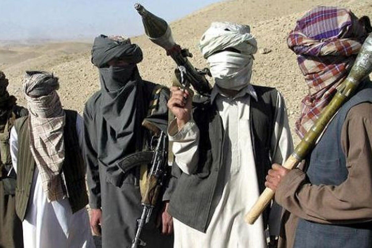 Да просто террористов. Афганские моджахеды Талибан. Афганистан террористы Талибан. Талибы моджахеды шахиды. Флаг талибанского Афганистана.