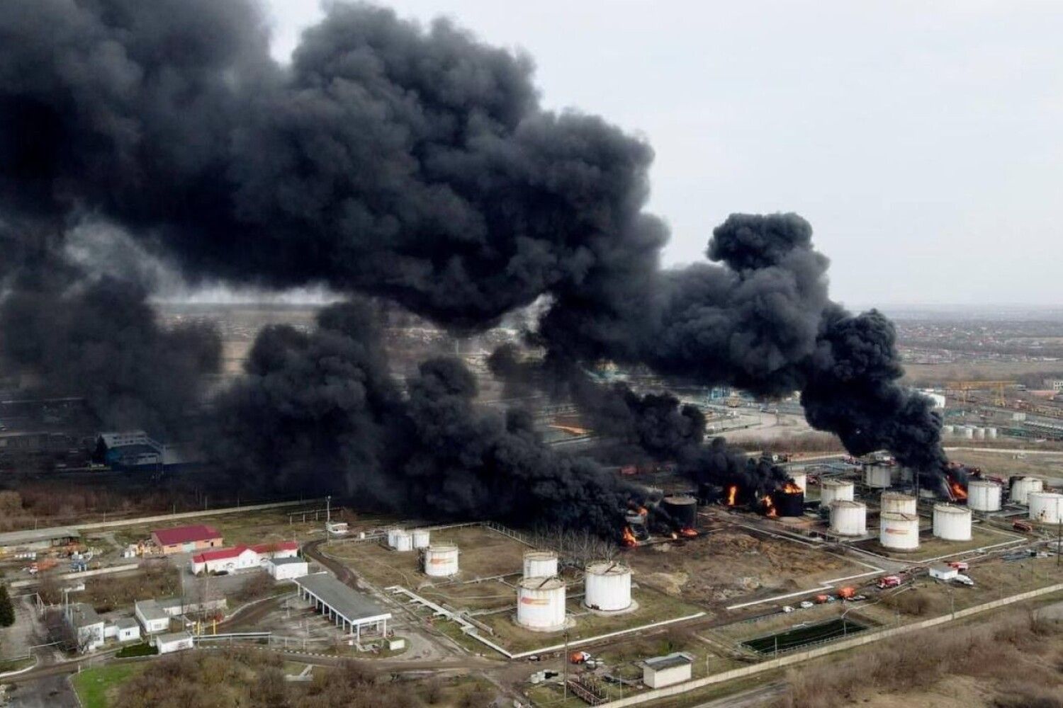 Взрыв нефтебазы в орле сегодня. Белгород Нефтебаза взрыв. Атака на нефтебазу в Белгороде. Пожар на нефтебазе в Белгороде.