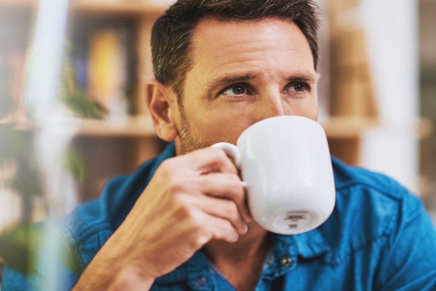 влияние кофе на потенцию. мужская рука с кофе. мужчина пьет кофе. кофе вред или польза. мужчина пьет кофе.