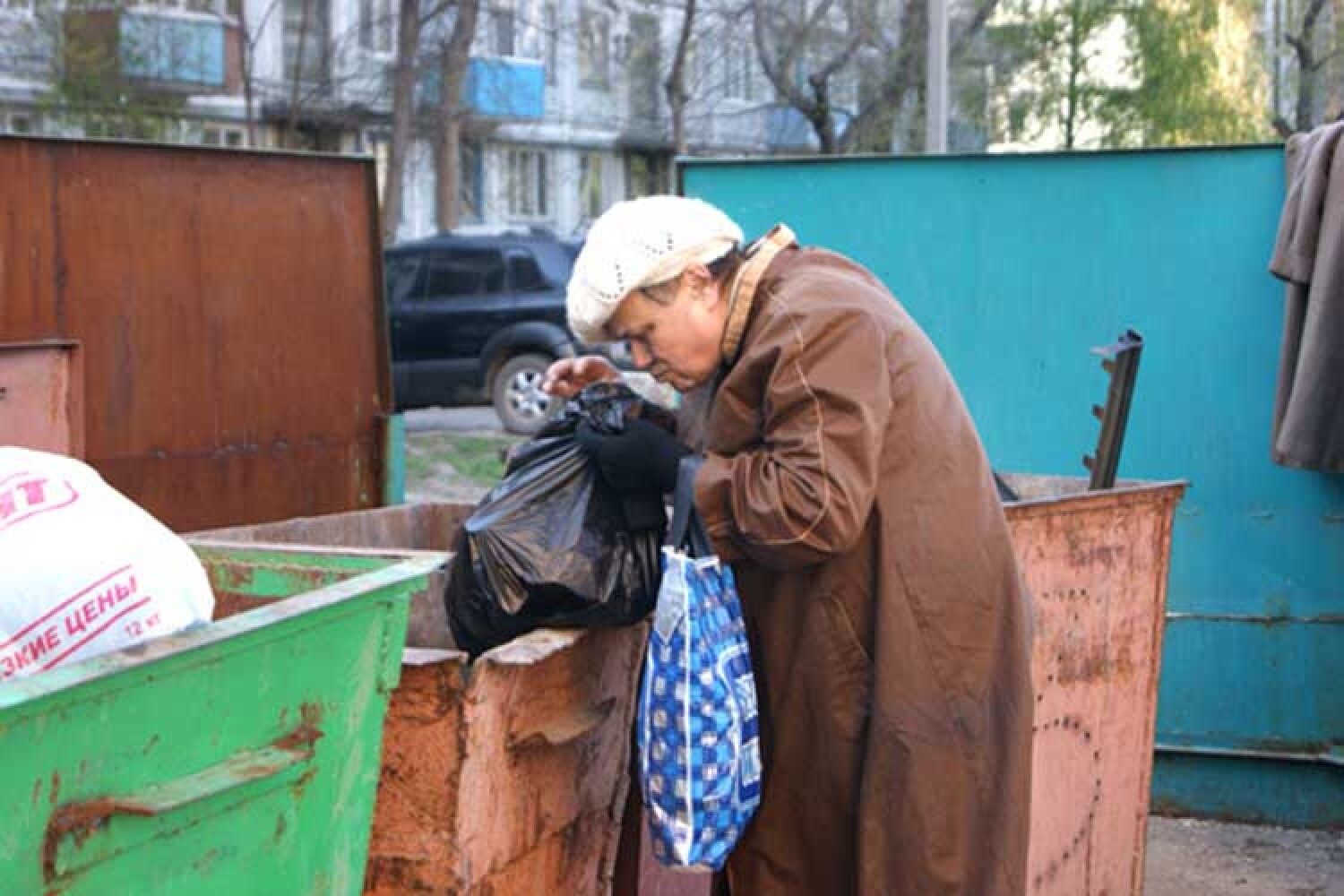 Бедный и богатый старик. Клин Сити 621-619. Бабушки роются в мусорке.