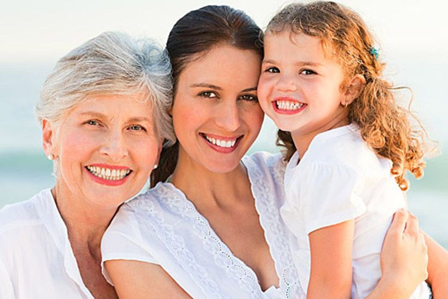 Красота и долголетие. Женщины разных возрастов. Здоровая женщина. Три поколения женщин. Здоровая женщина в возрасте.