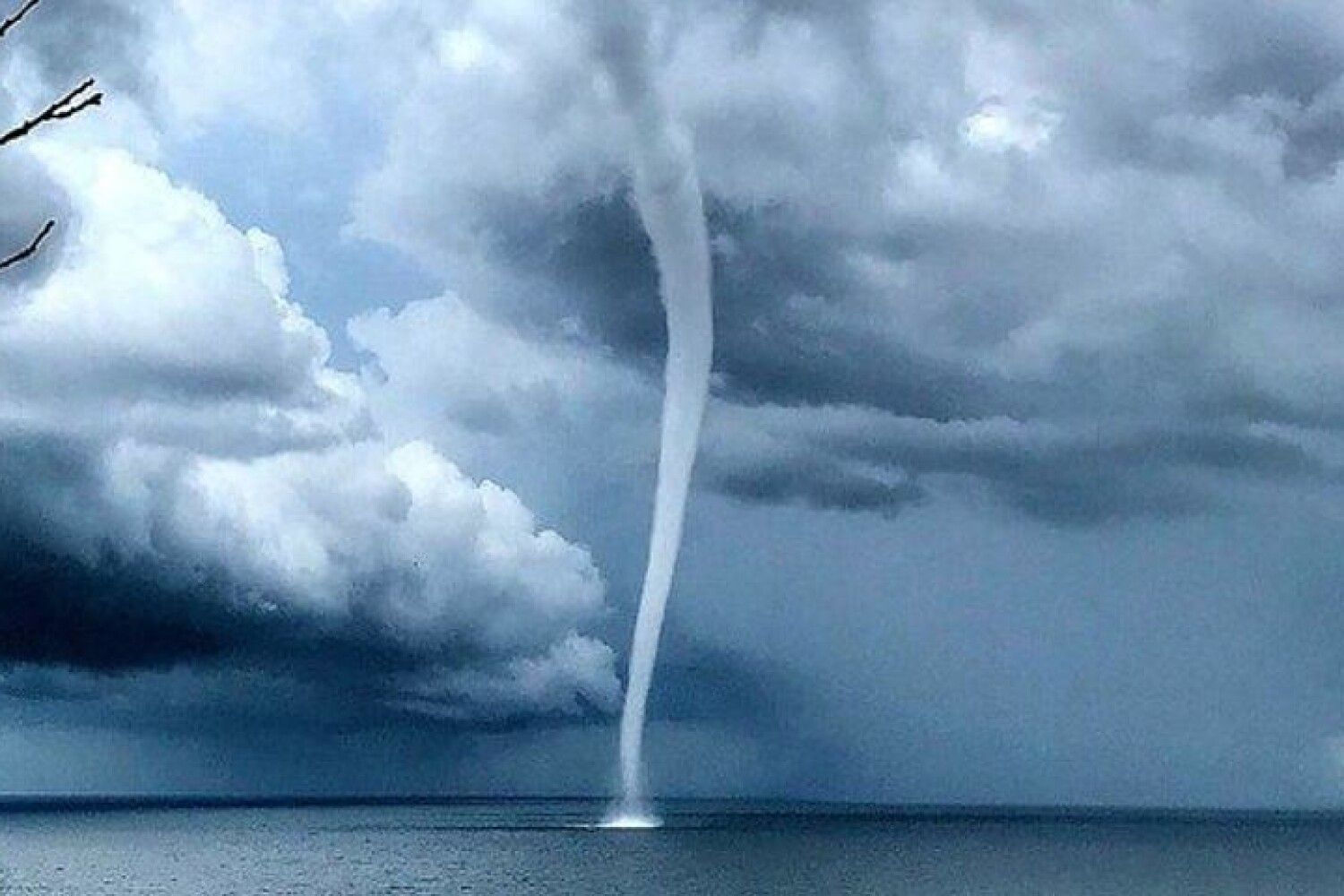 Морские природные явления. Водяное Торнадо. Бичеподобный Торнадо. Водяной смерч Лазаревское. Смерч.