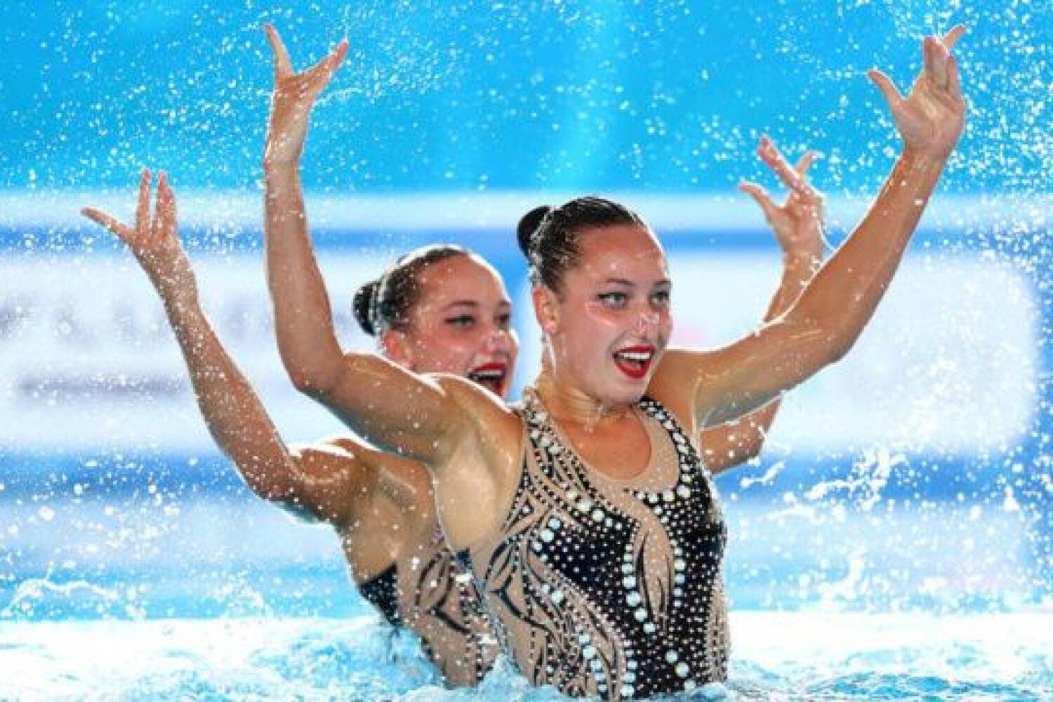 Win sisters. Синхронное плавание. Синхронистки награждение. Кубок пловца.