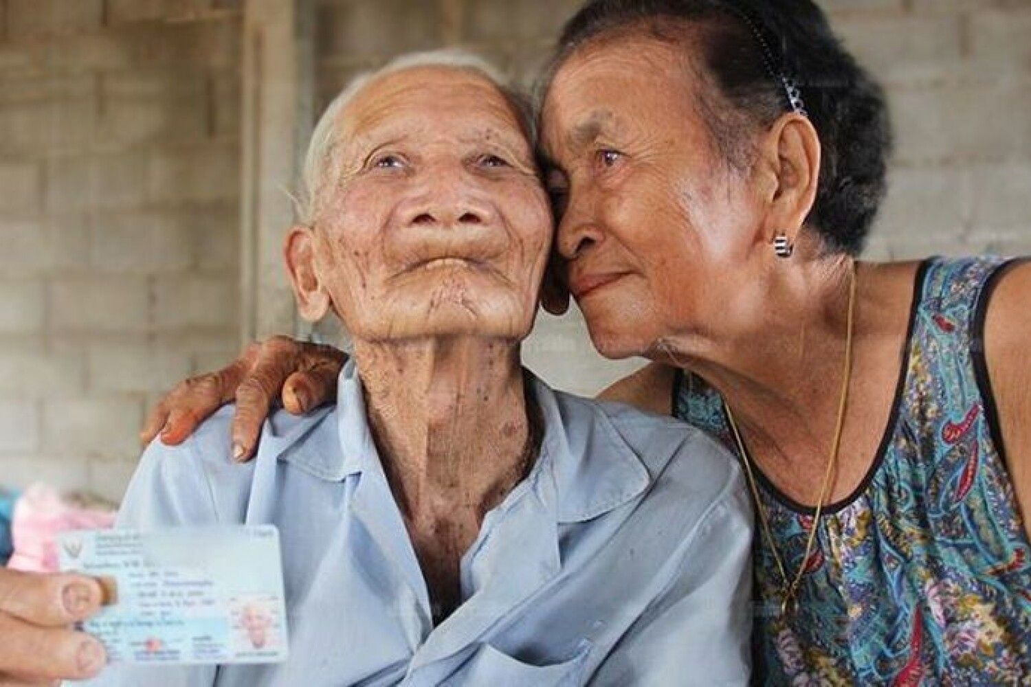 Сколько лет живут люди в мире. Самый старый долгожитель. Самый старый человек в мире. Самого старого человека на земле. Самый долгожитель человек.