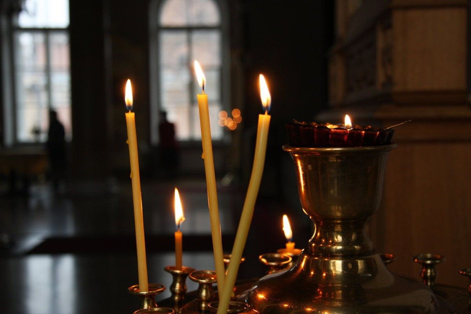 Мужчина ставит свечу. Свечи в храме. Свеча православная. Горящие свечи в храме. Свеча за здравие.