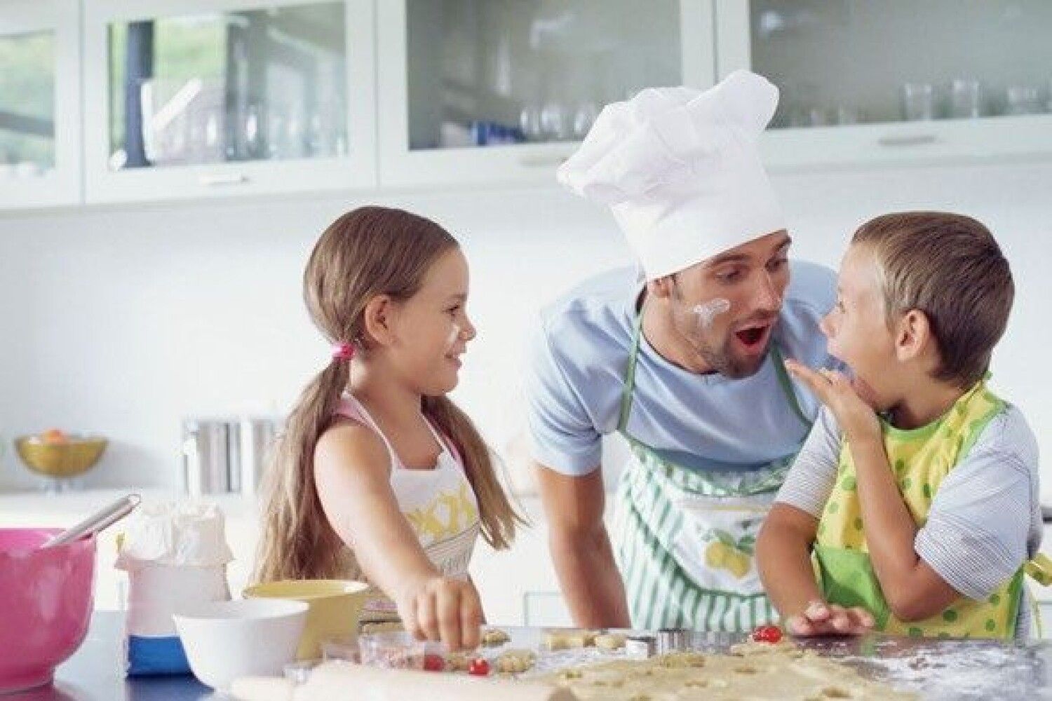 Папа учит есть. Кухня для детей. Семья на кухне. Дети и родители на кухне. Ребенок с родителями на кухне.