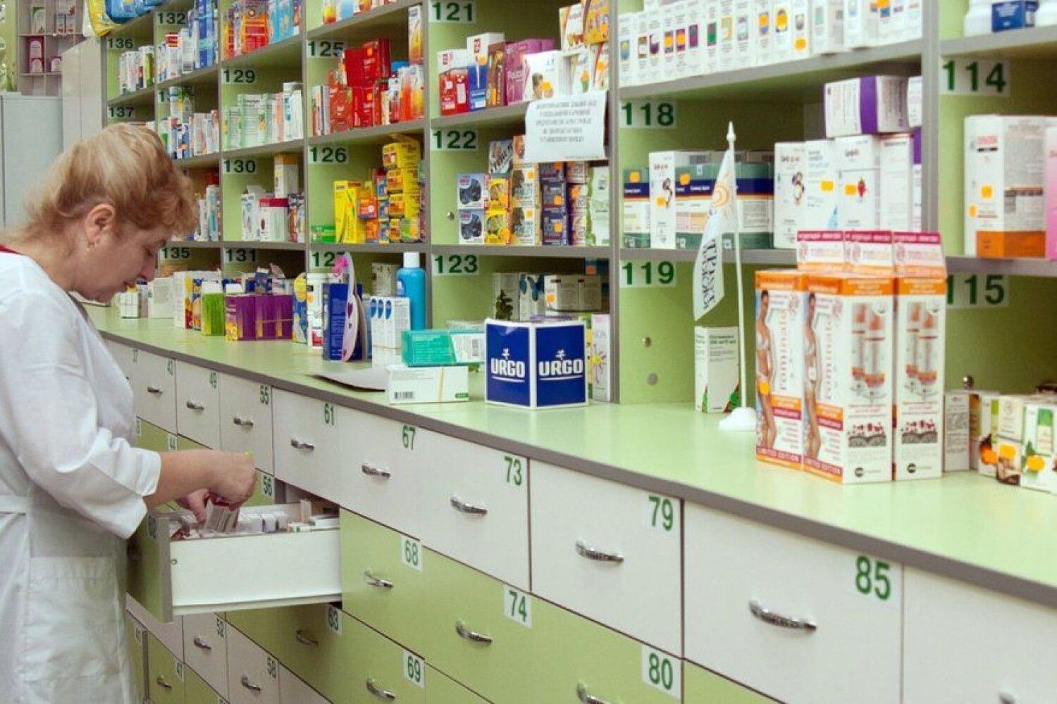 Уборка шкафов стеллажей в помещении хранения лекарственных средств проводится по мере