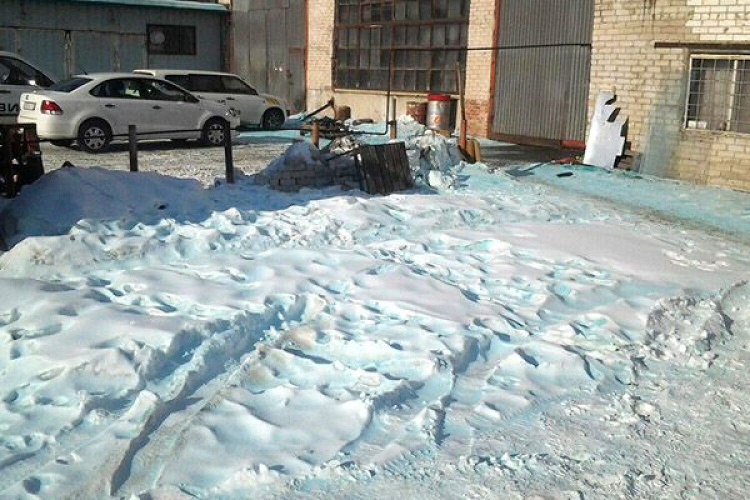 Почему без снега. В Челябинске выпал голубой снег. Синий снег в Челябинске. Цветной снег в Челябинске. Разноцветный снег в Челябинске.