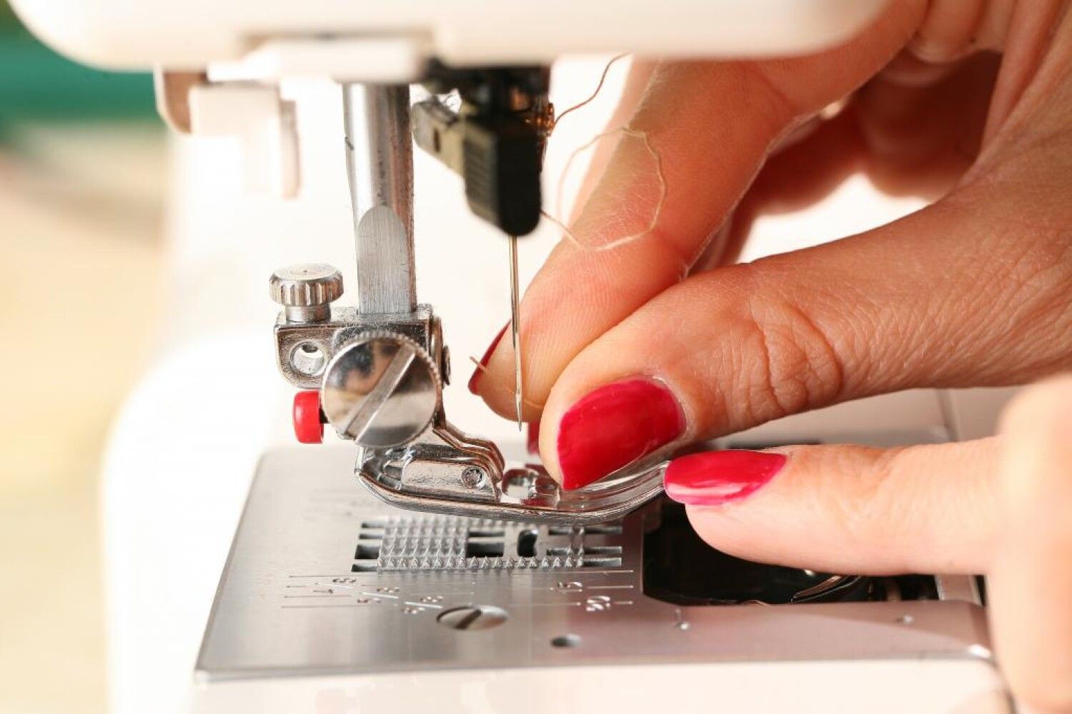 Ремонт швейной машинки самостоятельно. Швейная машина. Шитье на швейной машине. Машинка для шитья. Шитя на швейней машине.